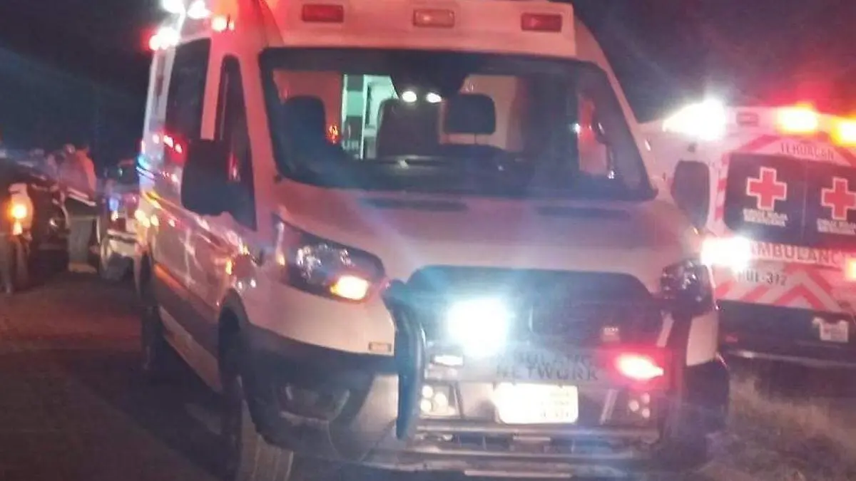 ambulancias atienden a hombre atropellado en Tehuacan